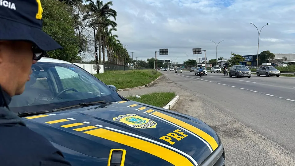 Motorista embriagado causa acidente em Natal e tenta enganar PRF com irmão gêmeo