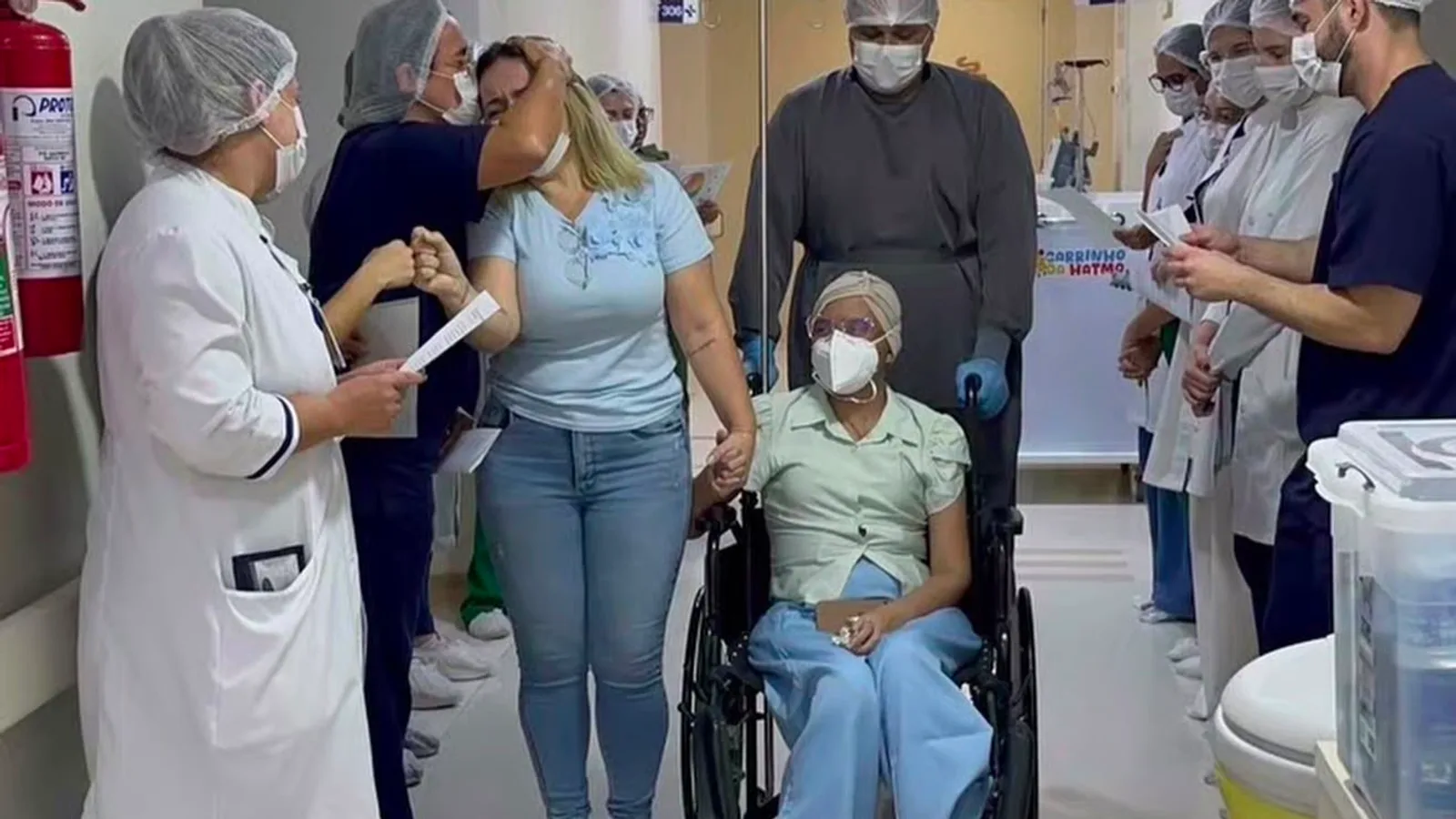 Filha que recebeu medula da mãe deixa hospital após quase sete meses de tratamento em Natal