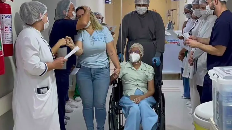 Filha que recebeu medula da mãe deixa hospital após quase sete meses de tratamento em Natal