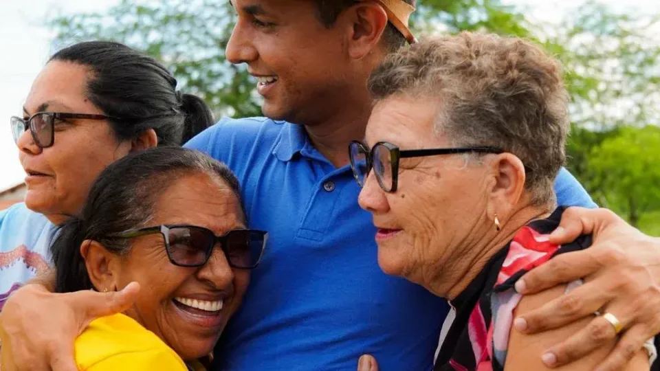 Allyson lidera com ampla vantagem, 40,80% contra 19,90% de Álvaro e 13% de Cadu, em pesquisa