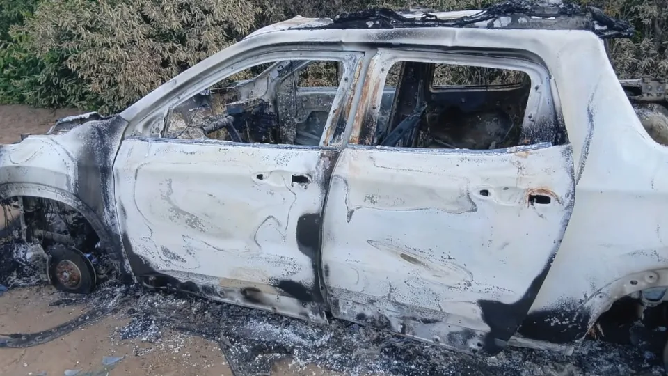 Carro incendiado encontrado entre Macaíba e Bom Jesus pode ter sido usado em duplo homicídio em Natal