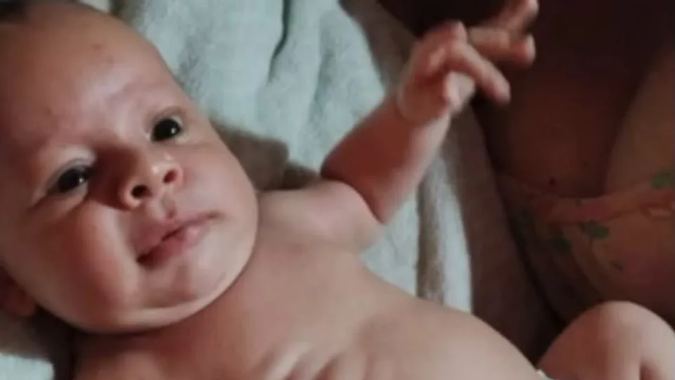 Bebê de dois meses morre após pai sofrer crise convulsiva e cair sobre a criança no RN