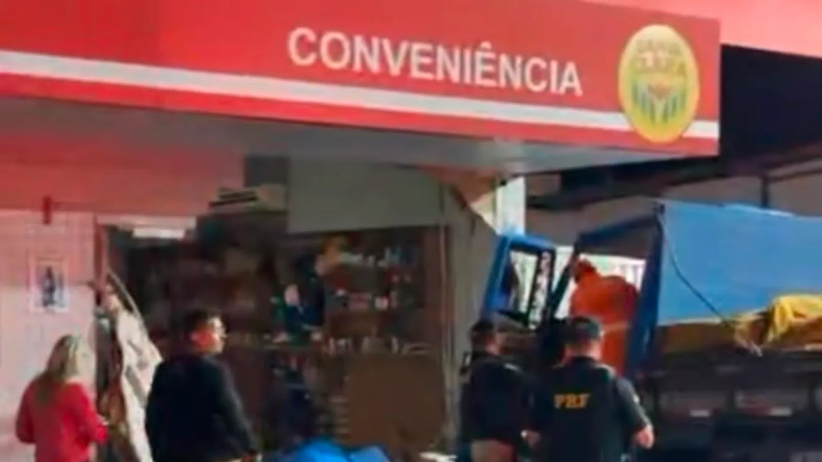 Caminhão sai da pista e atinge conveniência em posto de combustíveis na BR-304 em Macaíba; passageiro morre