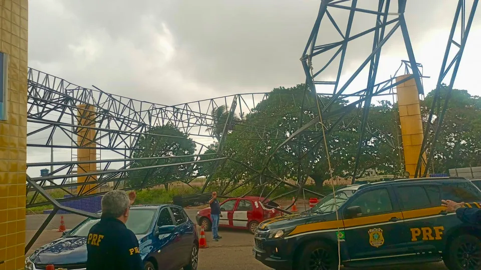 Estrutura de cobertura da PRF desaba e interdita trecho da BR-101 em São José de Mipibu