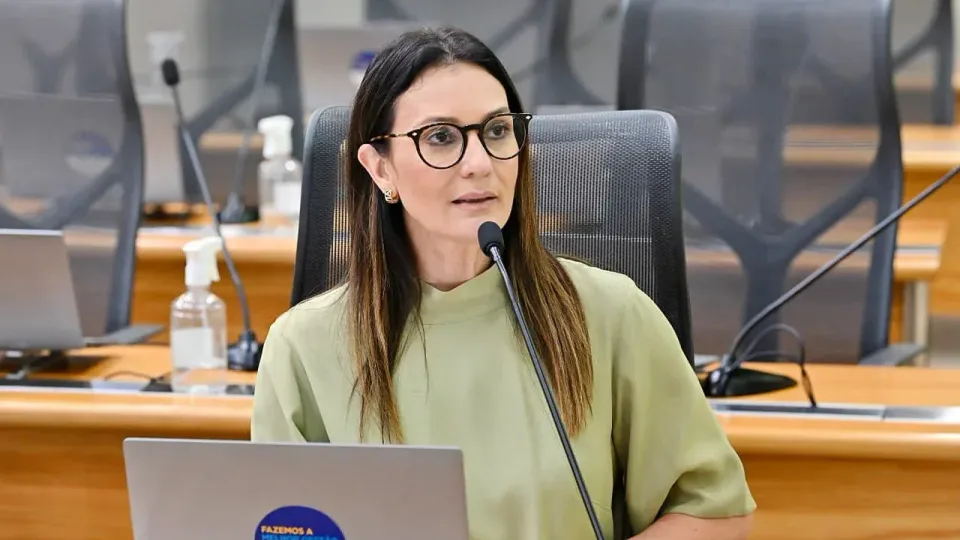 Deputada Cristiane Dantas cobra atitude do Governo após pacientes esperarem três meses por medicamento na Unicat