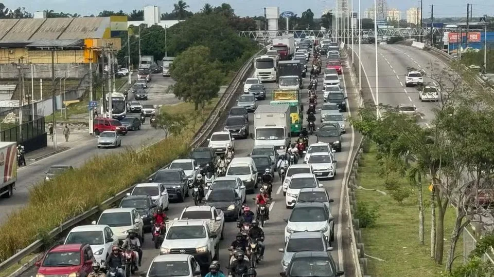 Acidente entre carros e motos causa congestionamento na BR-101 em Natal