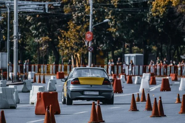 Autoescola é condenada a indenizar aluna por não concluir processo de habilitação em Macaíba