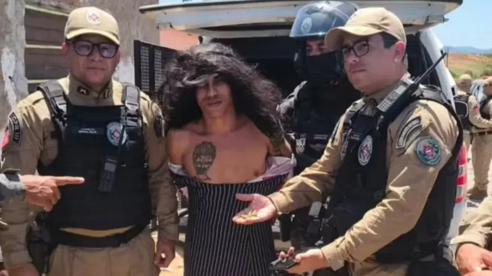 Suspeito de 16 homicídios é preso disfarçado de mulher e com criança no colo