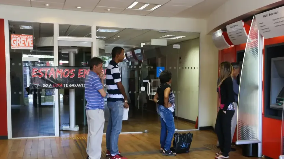 Bancários fazem paralisação nacional de 24 horas nesta quinta-feira