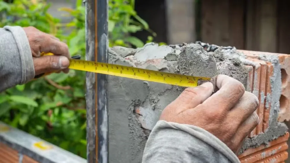 Prestador de serviço é condenado a indenizar morador em R$ 11 mil após deixar obra inacabada em residência em Natal