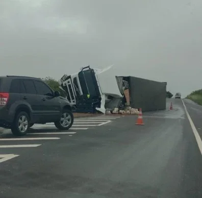 Carreta tomba e deixa BR-304 parcialmente interditada em Macaíba