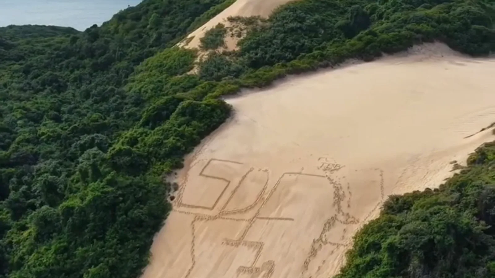 Morro do Careca amanhece com sigla ‘SDC’ escrita na areia