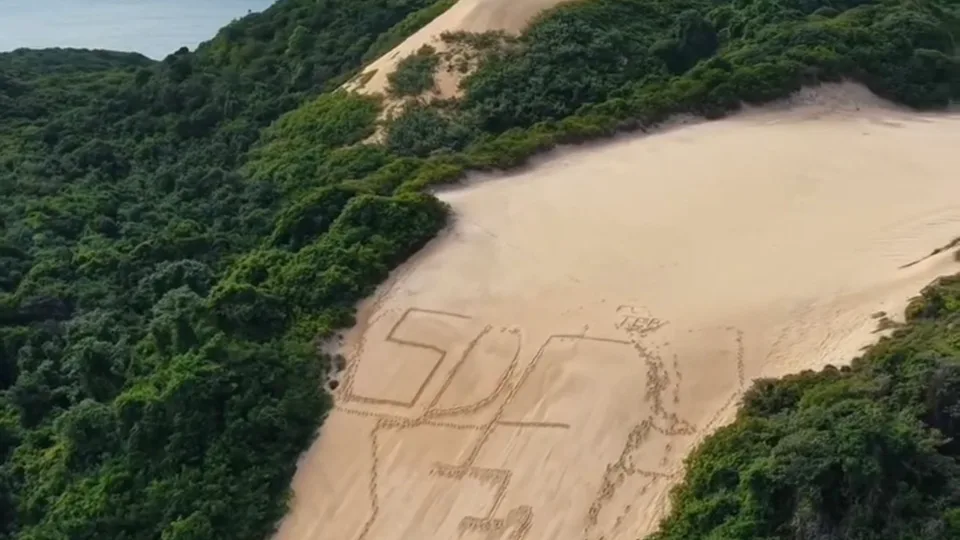Morro do Careca amanhece com sigla ‘SDC’ escrita na areia