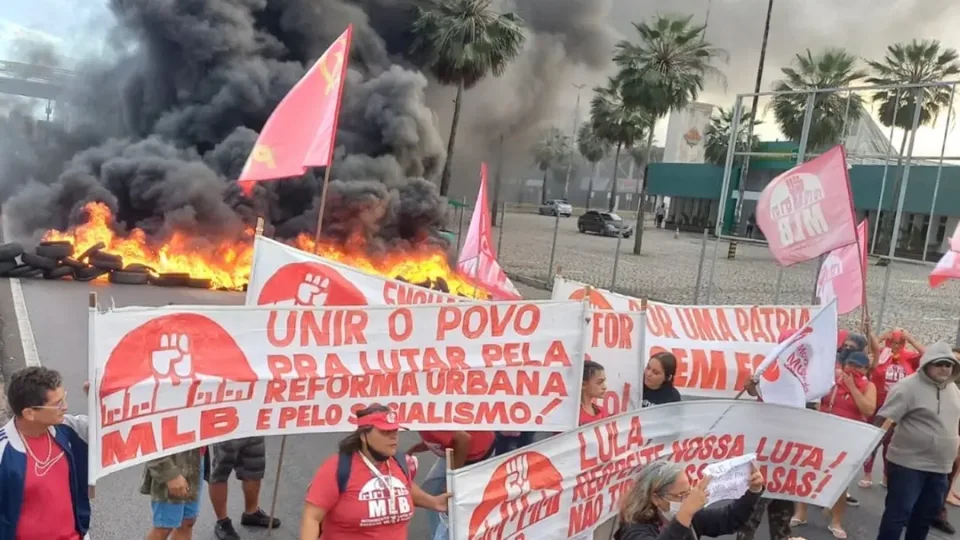 Marginal da BR-101 é interditada durante protesto na Zona Sul de Natal