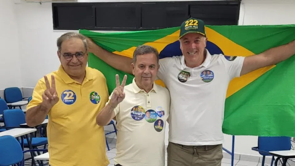 Álvaro Dias, Rogério Marinho e Coronel Hélio posam em sala de votação com a bandeira do Brasil