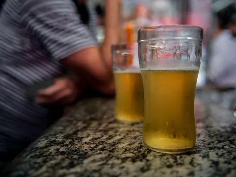 Copos de cerveja sobre o balcão de um bar