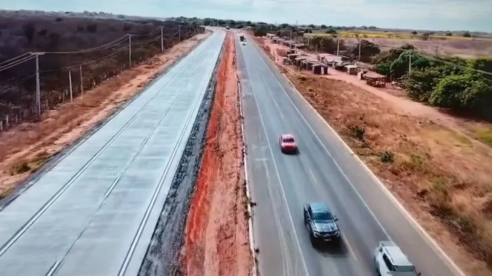 Vista aérea da BR-304 com a nova pista de concreto ao lado da pista antiga, por onde passam carros