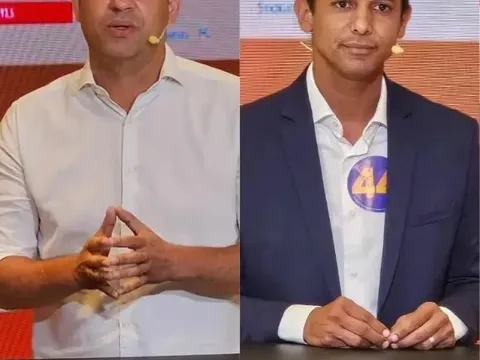 Cadu de Lula, de camisa branca, e Allyson Bezerra, de terno azul com adesivo do número 44, lado a lado em estúdio de debate
