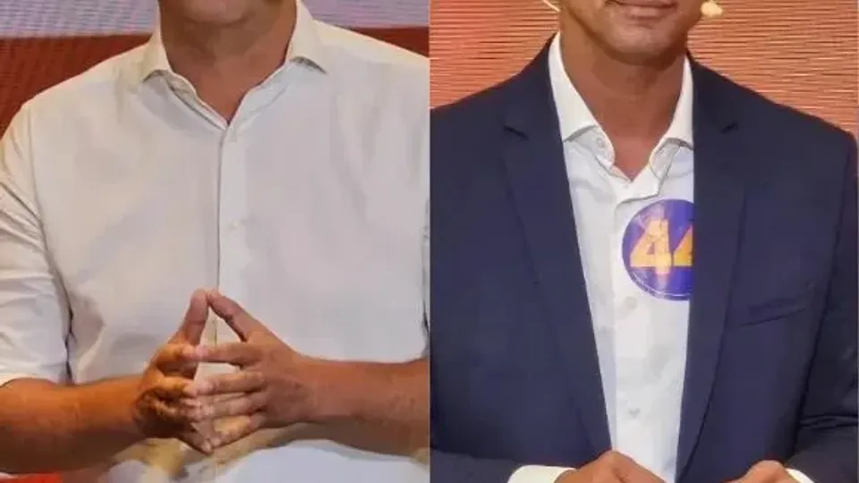Cadu de Lula, de camisa branca, e Allyson Bezerra, de terno azul com adesivo do número 44, lado a lado em estúdio de debate