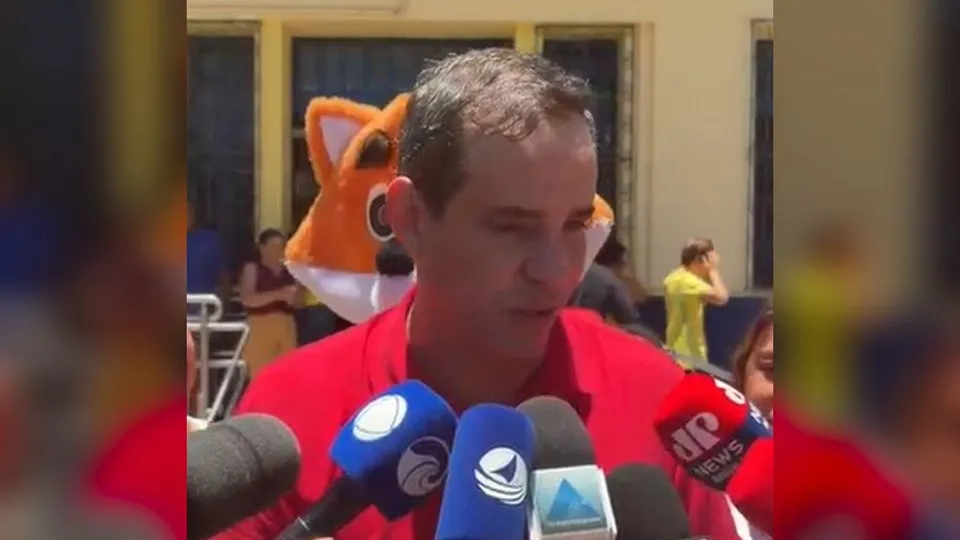 Cadu de Lula, de camisa vermelha, fala com jornalistas após votar