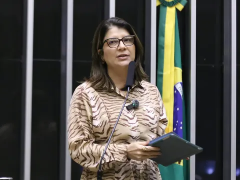 A deputada federal Carla Dickson discursa na tribuna da Câmara dos Deputados