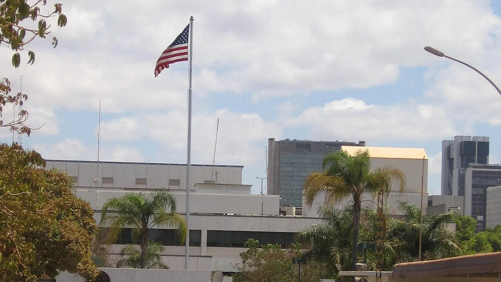 Fachada da Embaixada dos Estados Unidos em Brasília, com a bandeira americana