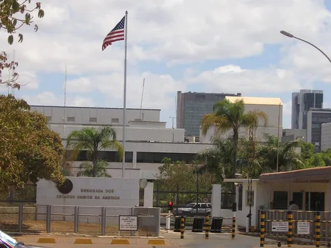 Fachada da Embaixada dos Estados Unidos em Brasília, com a bandeira americana