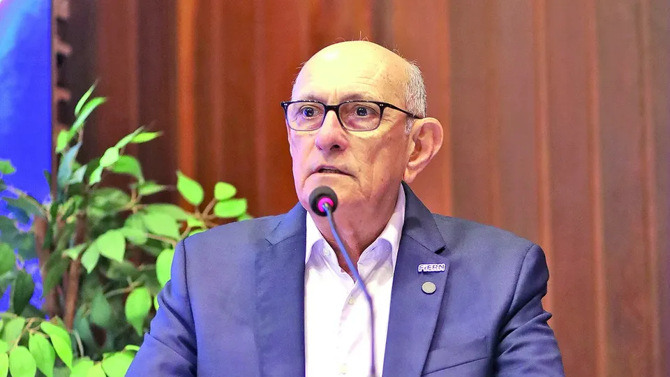 O presidente da FIERN, Roberto Serquiz, fala ao microfone em um evento