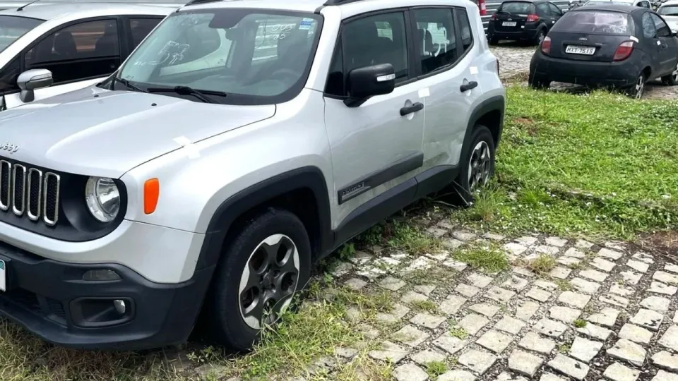 Jeep Renegade prata estacionado no pátio do Detran-RN entre outros carros apreendidos