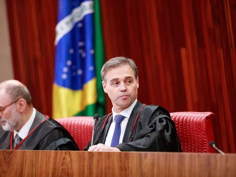 O ministro André Mendonça em sessão do Tribunal Superior Eleitoral  