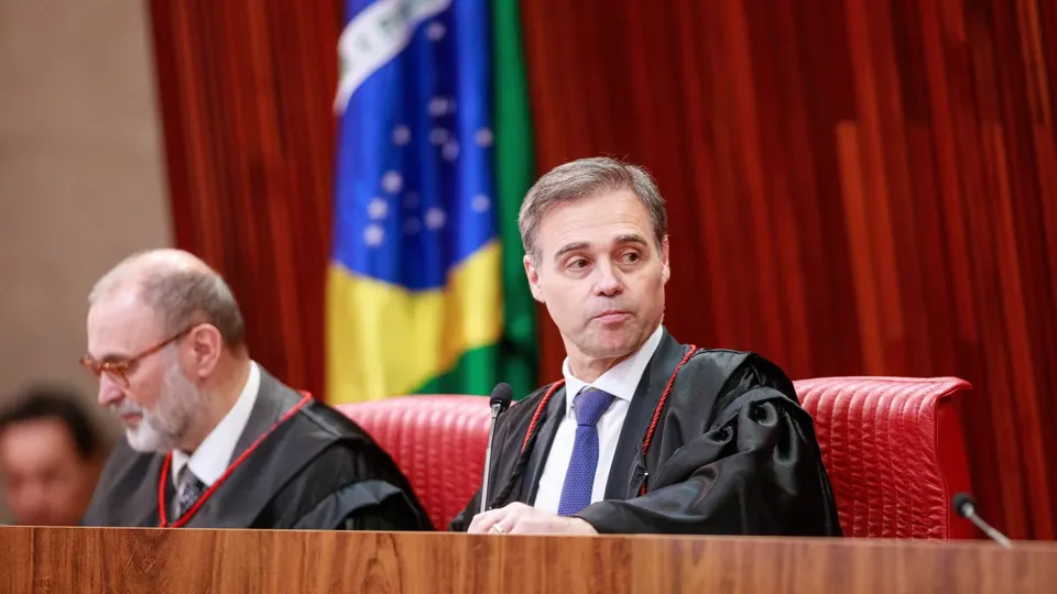 O ministro André Mendonça em sessão do Tribunal Superior Eleitoral  
