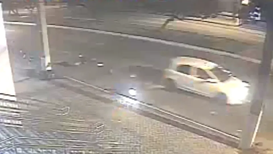 Imagem de câmera de segurança mostra carro branco em avenida de Natal à noite