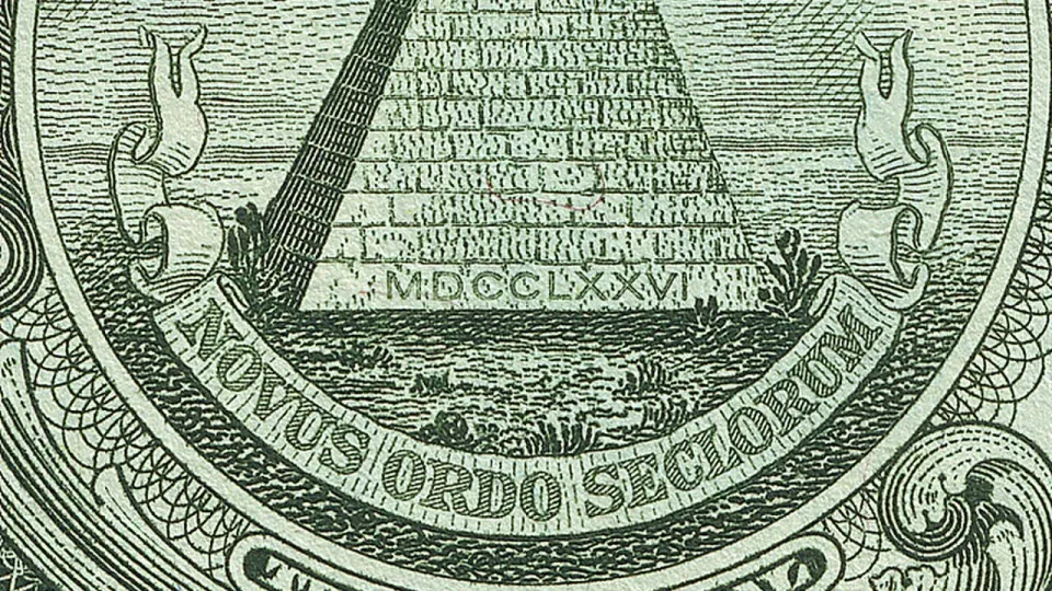 Detalhe do verso da nota de 1 dólar, com a pirâmide e o olho