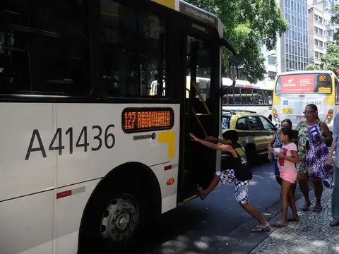Passageiros embarcando em um ônibus