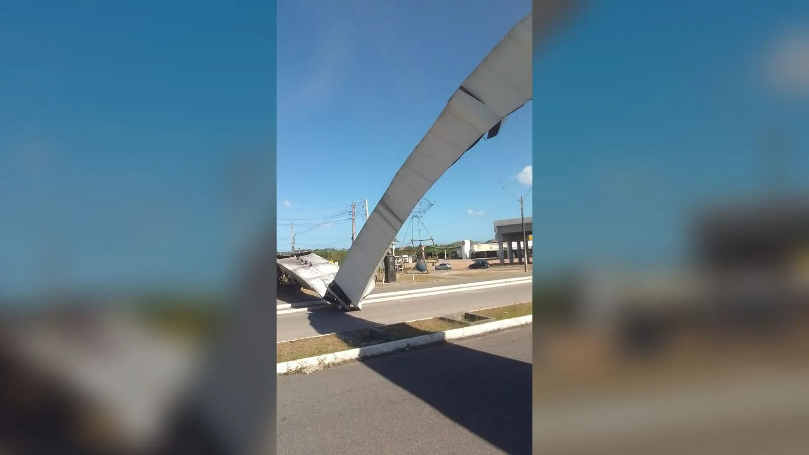 Estrutura em arco do Pórtico Augusto Severo quebrada, com uma parte tombada no canteiro da avenida