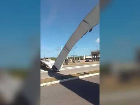 Estrutura em arco do Pórtico Augusto Severo quebrada, com uma parte tombada no canteiro da avenida