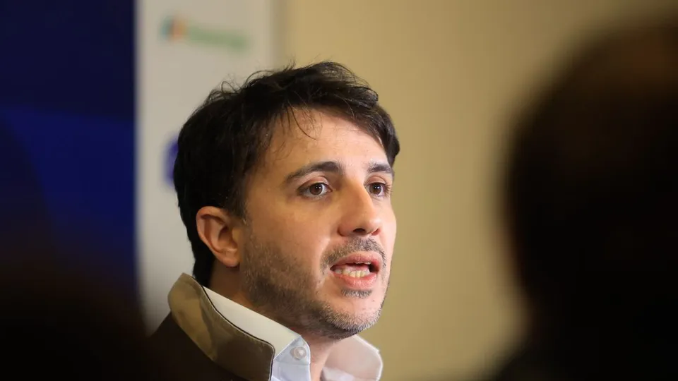 Renan Santos fala com jornalistas