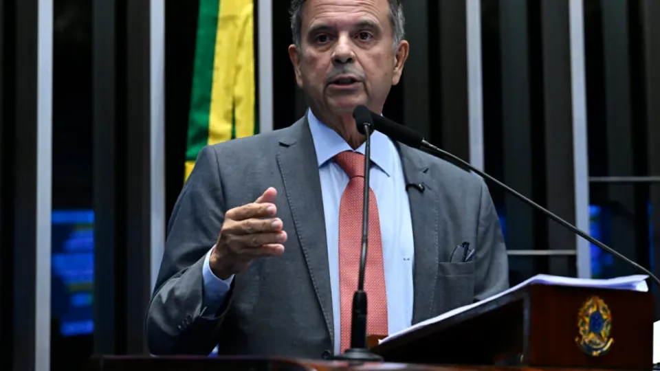 O senador Rogério Marinho discursa na tribuna do plenário do Senado