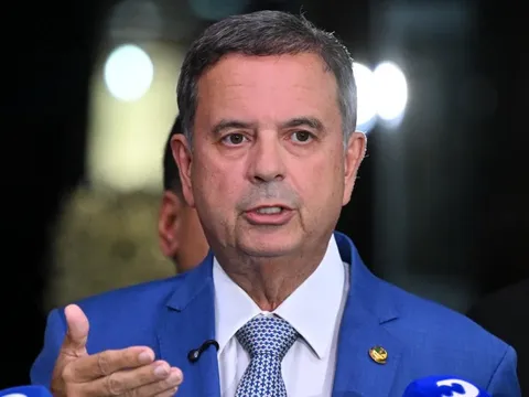 Senador Rogério Marinho fala a jornalistas diante de microfones de emissoras