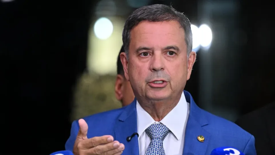 Senador Rogério Marinho fala a jornalistas diante de microfones de emissoras