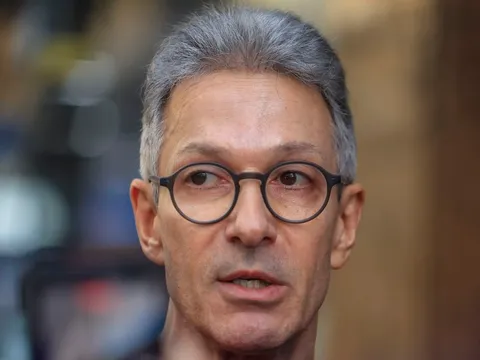 Romeu Zema, de óculos, fala com jornalistas
