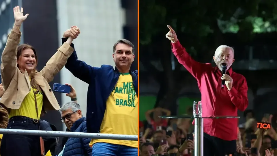 Flávio Bolsonaro acena em cima de um carro de som, à esquerda, e Lula discursa com o braço erguido, à direita