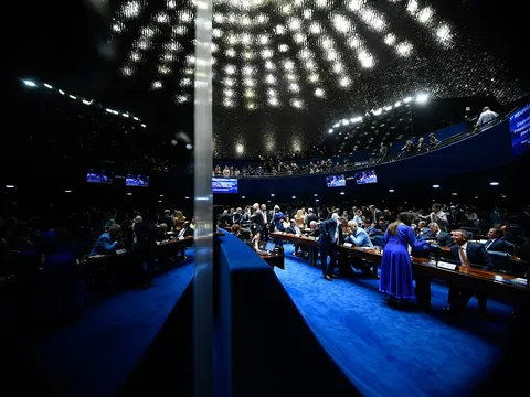 Vista geral do plenário do Senado Federal, com carpete azul e senadores nas bancadas
