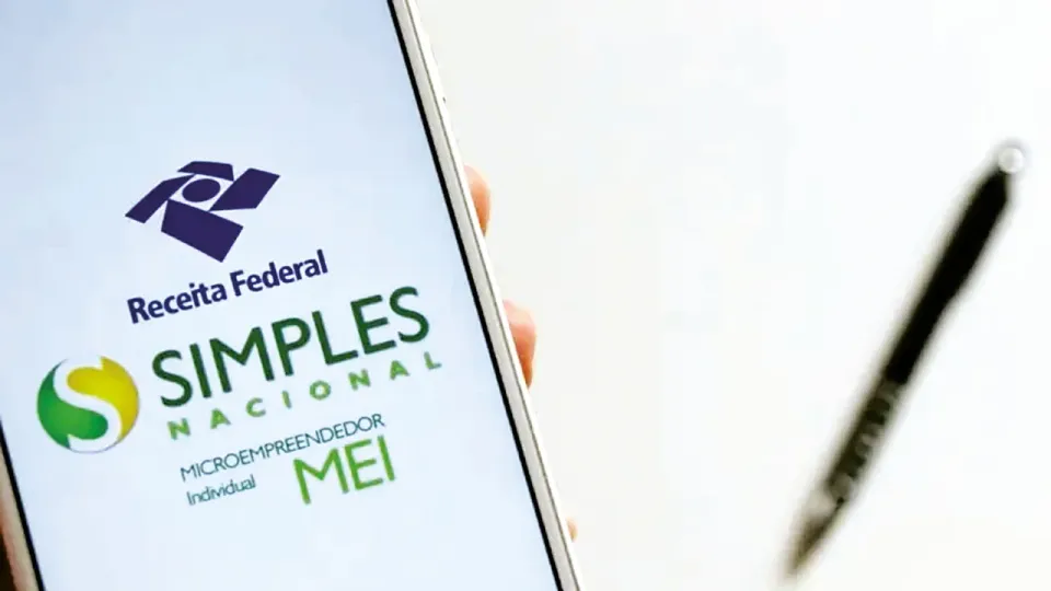 Tela de celular com os logotipos da Receita Federal, do Simples Nacional e do MEI
