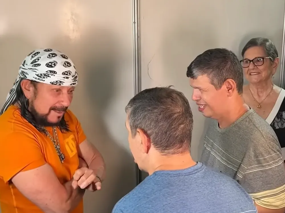 Gêmeos autistas realizam sonho de conhecer Bell Marques e vídeo viraliza 'Meus fãs mais