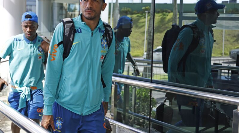 Seleção desembarca em Salvador para jogo contra o Uruguai